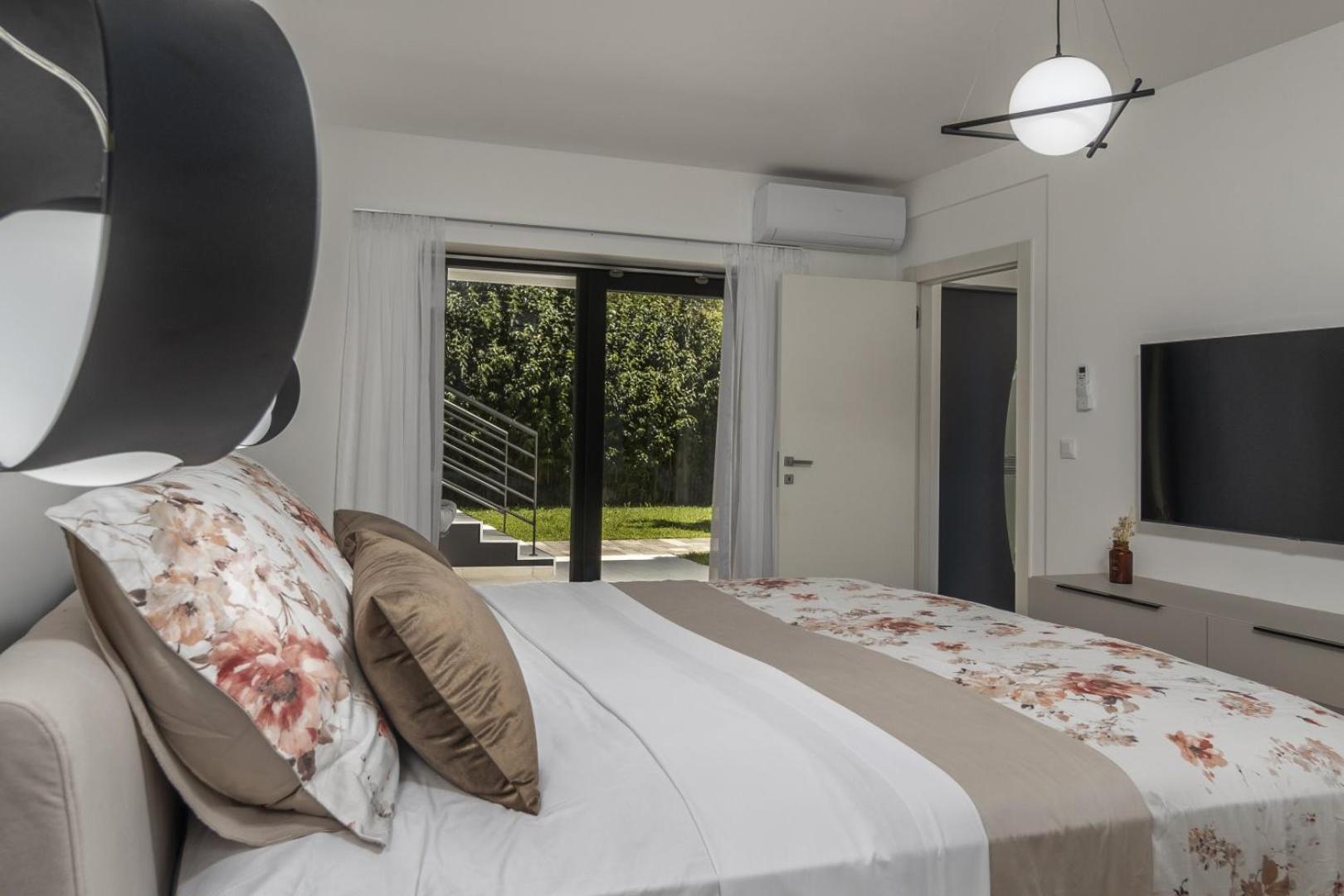 Bonavia - Crowoder Luxury Rent Villa